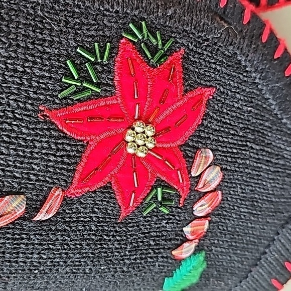 VICTORIA JONES, blank with red and green enbroidery. Size PS Chico - Picture 2 of 11